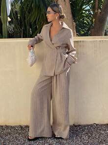 Livesso 春夏宽松商务休闲度假风时尚办公装条纹收腰V领上衣搭配阔腿休闲裤两件套女装 - 駝色 - 查看 3