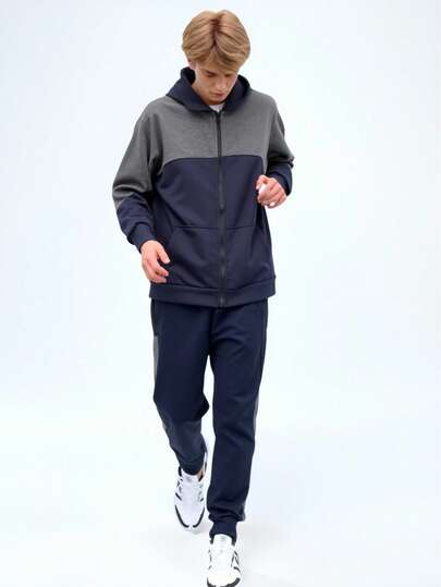 Conjunto de pants deportivo y casual para hombre, colores lisos con franja grande en la parte frontal, sin estampados. Pants de ajuste regular con bota semientubada, talle de cintura natural, bolsillos laterales funcionales con cremallera. Sudadera deportiva, cuello redondo con capucha, silueta de ajuste regular, cierre con cremallera y bolsillos frontales funcionales. Interior afelpado ligero, cálido y cómodo, ideal para hacer deporte al aire libre, caminata en el parque o para el uso casual.