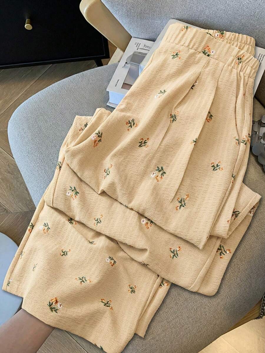 SHEIN Essnce 大码女装春夏时尚休闲宽松舒适清爽日常百搭黑色小碎花纹理面料弹力腰阔腿裤,女式下装,宽松裤,可爱夏季,欧洲夏季,度假,机场女装 - 卡其色 - 查看 1