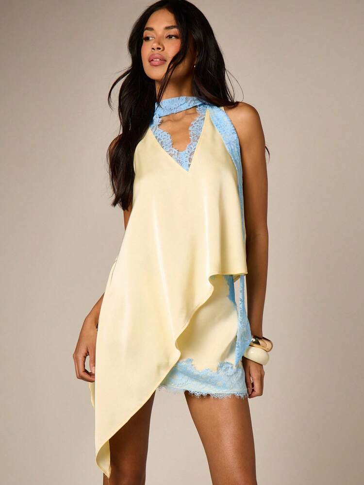 Top asymétrique en satin avec détails en dentelle