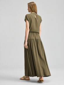 Ontre 2026春夏新款亚麻女士两件套，包含一件女士亚麻混纺白衬衫，舒适柔软的梭织面料，翻领，短袖，纽扣设计，宽松版型，带口袋，刺绣，现代都市时尚商务休闲办公装，春夏橄榄绿上衣搭配橄榄绿半裙和鼠尾草绿半裙，女士夏季套装。 - 軍綠色 - 查看 7