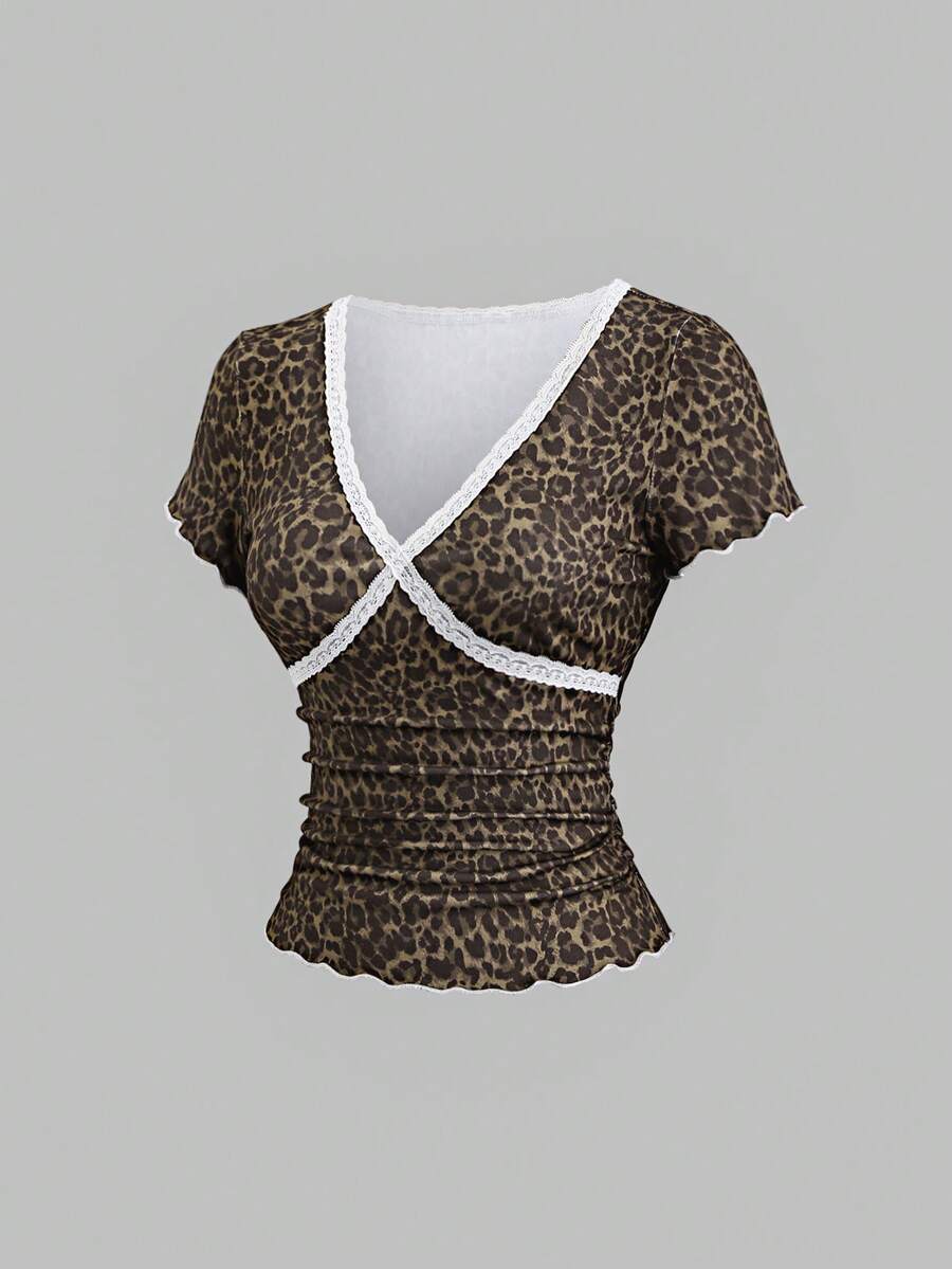 Sweetra 女士豹纹褶皱撞色滚边上衣，适合万圣节、感恩节、新年派对、通勤、日常穿着、旅行、度假 - V领，蕾丝滚边，短袖 - 棕色 - 查看 1