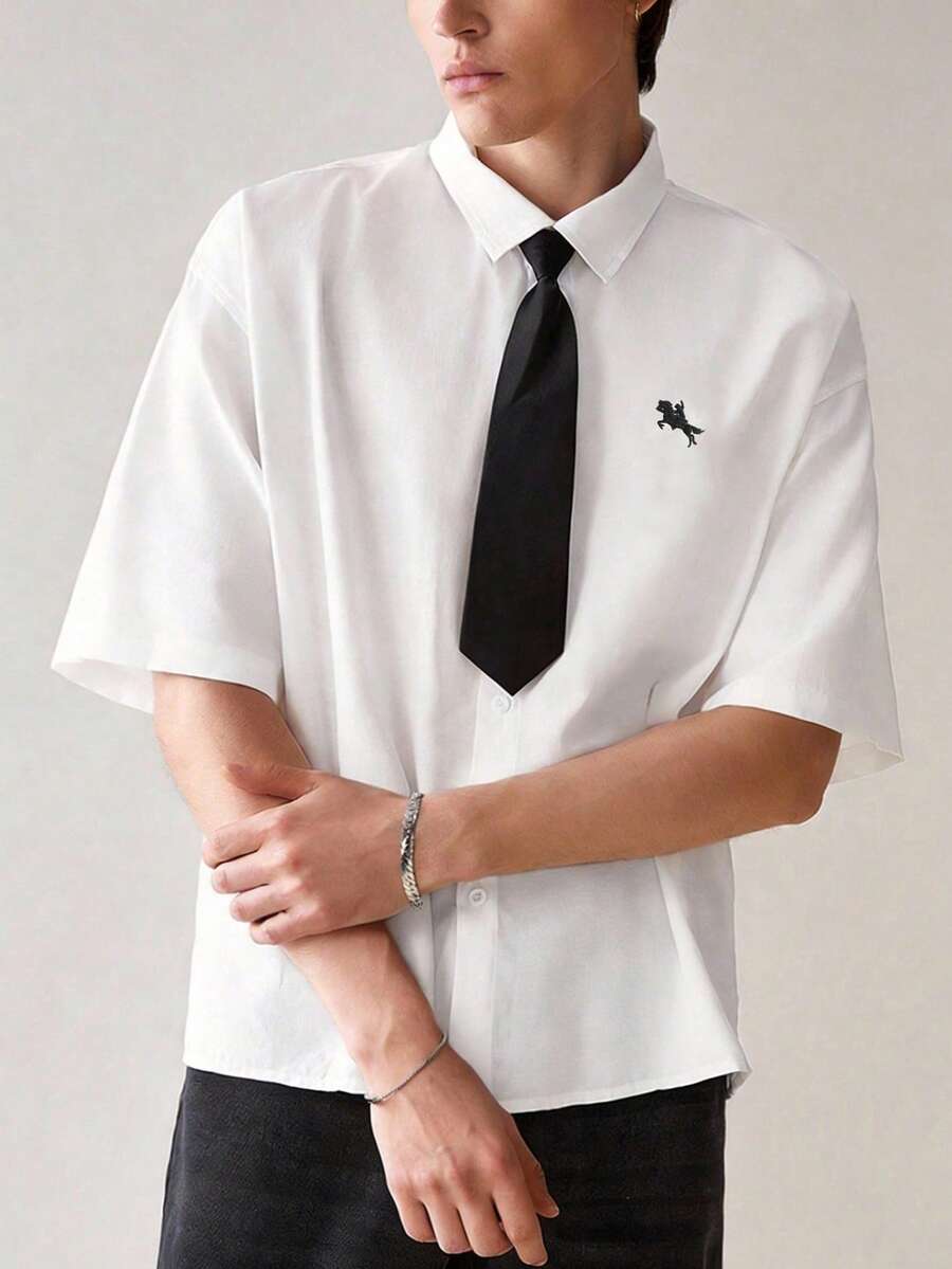 SWAVVY 男士休闲日常通勤学院风简约百搭骑士刺绣落肩宽松白衬衫配领带 - 白色 - 查看 1