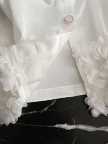GlowEve 女士夏季针织缎面光泽圆领仿猫眼纽扣无袖3D立体花卉装饰修身直筒短款开襟时尚优雅百搭休闲白色衬衫 - 白色 - 查看 3