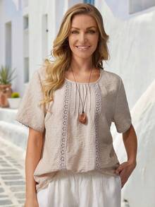 Parysyn 女士大码纯棕色上衣，花朵蕾丝边饰，圆领短袖，常规长度，休闲短袖上衣，夏季女士上衣，镂空上衣，女士短袖衬衫，女士衬衫 - 卡其色 - 查看 2