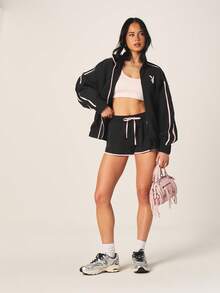 Missguided x Playboy Quần short thể thao nữ có dây rút in logo thỏ, viền hồng tương phản và túi bên hông, phù hợp với lối sống năng động. - màu đen - Xem 4