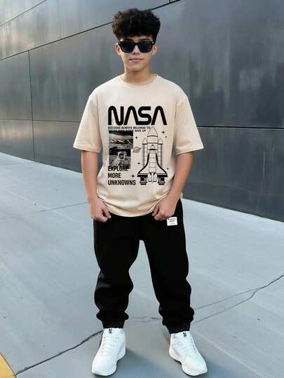 Conjunto informal minimalista de estilo Y2K para niño preadolescente con elemento astronauta, deportivo, cómodo y suelto. Camiseta de cuello redondo de manga corta y pantalones minimalistas, adecuado para primavera/verano, uso casual diario