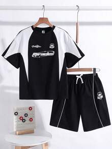 SHEIN Bộ đồ thể thao nam tuổi teen kiểu Hàn Quốc, gồm áo thun ngắn tay cổ tròn in họa tiết phối màu và quần short, thích hợp cho đi làm, đi học, du lịch, thể thao, mùa xuân/hè, lễ hội, tiệc tùng, dã ngoại, bãi biển, kỳ nghỉ, ngày Valentine, đám cưới. - Nhiều màu - Xem 5