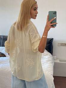 DAZY 植物印花串珠刺绣落肩袖女式衬衫 - 杏色 - 查看 4