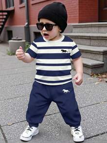 Bubblio 两件套男婴休闲宽松舒适短袖T恤和裤子套装，适合春夏穿着，经典条纹印花和时尚赛车标志印花 - 彩色 - 查看 3