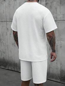 Manfinity CasualCool 男士休闲纯色短袖T恤短裤套装，夏季，男士经典款，日常休闲，周末旅行，户外活动，探险旅行，轻松工作环境或半正式场合，男友/老公礼物，周年纪念/生日礼物，派对，夏季假期，婚礼，春夏，复活节，舒适男士白色纹理针织运动套装，圆领T恤搭配松紧腰短裤，休闲夏季服装，男士白色两件套裤装，男士白色两件套服装，男士休闲两件套，男士夏季两件套，男士夏季运动服 - 白色 - 查看 2