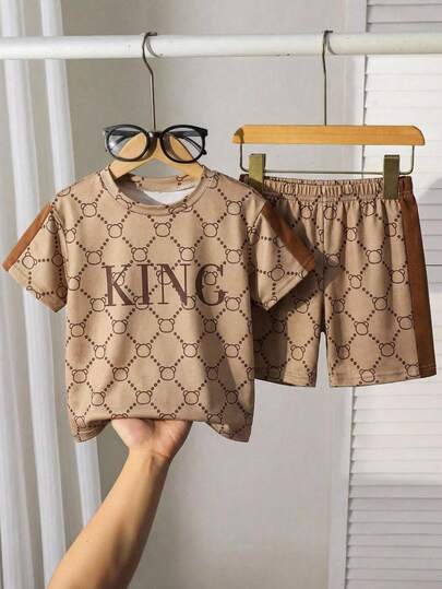 SHEIN 两件套男童格子字母印花圆领短袖T恤和撞色短裤套装，休闲舒适，百搭，适合日常穿着、户外活动、度假、海滩、春夏穿着。