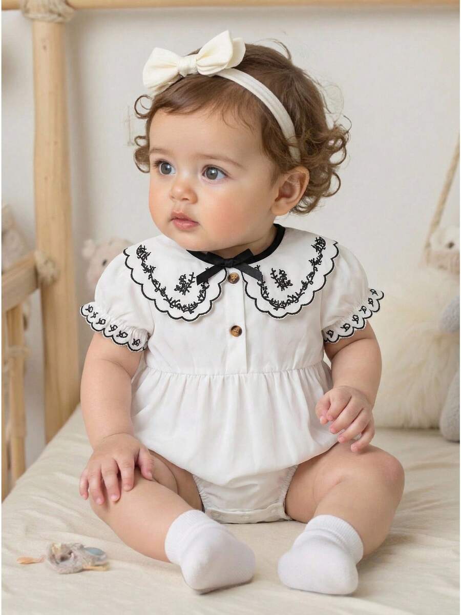 SHEIN Vintaside Kids 女婴白色短袖连体衣,刺绣领口和袖口,蝴蝶结装饰,可爱休闲夏季装扮,适合居家休闲穿着 - 白色 - 查看 1