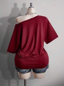 SHEIN ICON Camiseta holgada con hombros oblicuos y estampado punk para mujer de talla grande - Burdeos - Ver 2