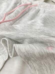 GlowEve 女士休闲运动风春夏两件套，刺绣马图案，圆领修身短袖T恤和高腰抽绳宽松短裤 - 灰色 - 查看 3