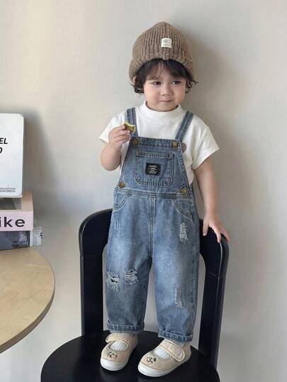 SHEIN 男婴秋冬街头风做旧休闲柔软可爱蓝色牛仔字母贴布翻盖口袋宽松宽松牛仔背带连体衣，新品上市，男童返校服装，婴儿街头服饰套装
