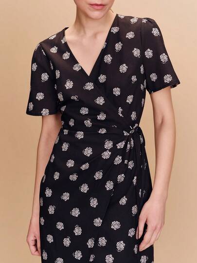 lacRébo שמלת מיני מעטפת שחורה עם הדפס פרחוני ושרוולים קצרים, סגנון חמוד אביב קיץ סגנון צרפתי סגנון פריזאי