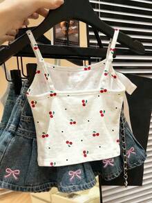 SHEIN 这款少女芭蕾舞风格迷你爱心樱桃印花吊带背心，时尚休闲，适合夏季穿着，可爱又百搭。它既适合夏天，也是夏季外出必备单品，韩版风格，舒适百搭，是春夏休闲装的理想之选。这款吊带背心采用可爱芭蕾舞元素，饰有爱心和樱桃印花图案，是夏季新款，也是春夏时尚单品。 - 彩色 - 查看 2