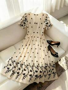 Franclia Robe imprimée vintage noire avec papillon et fleurs, encolure carrée, manches bouffantes, taille cintrée, longueur longue, silhouette douce, convient pour le travail, la mode et les vacances - Nude - Voir 2