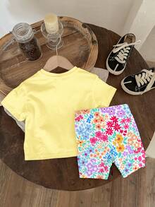 SHEIN Bộ đồ bé gái dễ thương, ngọt ngào với nơ cài kiểu vũ công ba lê, họa tiết hoa nhí, màu vàng, áo thun cổ tròn tay ngắn và quần legging, thích hợp mặc hàng ngày mùa xuân/hè, đồ đôi cho chị em, đi nghỉ mát, phong cách Y2K, màu hồng, thời trang hàng ngày thoải mái cho trẻ em, bộ đồ cho trẻ em, trang phục mùa hè AU, màu hồng, Blossom Vogue, phong cách mới mùa thu, thời trang trở lại trường học, thời trang giá cả phải chăng, trang phục cuối tuần JP, trang phục mùa hè AU, phong cách ngọt ngào - Nhiều màu - Xem 3