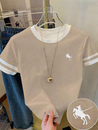 少女休闲复古美式校园经典Logo印花短袖圆领T恤，适合夏季穿着，展现美式时尚度假风，咖啡色修身日常休闲装，白色印花条纹时尚舒适百搭，四季皆宜，马术白色修身短款T恤，适合春、夏、秋、冬四季穿着，浅棕色