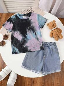 SHEIN Conjunto infantil masculino de 2 peças, casual, versátil e confortável, com camiseta de manga curta tie-dye colorida em degradê e shorts jeans. Ideal para passeios na primavera/verão, escola, férias e encontros com amigos. - Multicolorido - Ver 3
