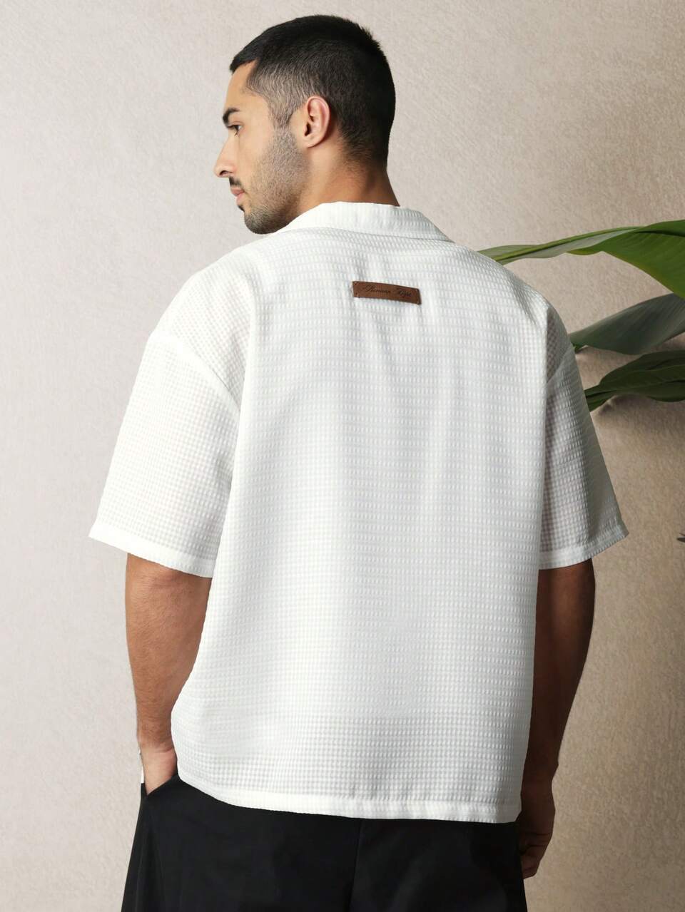 Camisa de resort texturizada de corte relajado con cuello de solapas