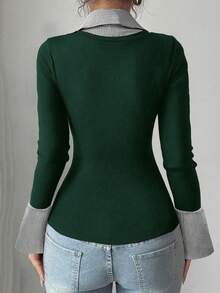 SHEIN Raffinéa 蓝色条纹印花撞色女式简约V领Polo衫，弹力修身打底，适合休闲、夜店、商务休闲、音乐会、办公室等场合穿着，尽显老钱风范。纯色罗纹针织面料，高弹力，超柔软舒适，亲肤贴身，修身剪裁，休闲日常性感派对街头度假旅行约会必备，春夏秋冬新款喇叭袖长袖T恤。 - 墨綠色 - 查看 2