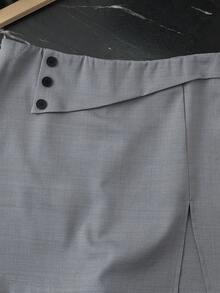 Franclia 灰色西装面料短裤，高腰剪裁，金属纽扣装饰，简约实用，适合工作场合和半正式场合穿着。 - 灰色 - 查看 8