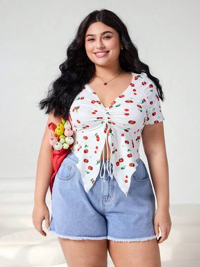 Solflare Camiseta feminina plus size de manga curta com estampa de cerejas e cordão na frente, ideal para primavera/verão.