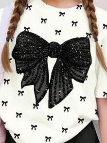 SHEIN Bộ quần áo 2 mảnh gồm áo thun ngắn tay và quần đùi in hình nơ nhỏ xinh xắn, màu đen thanh lịch, tối giản, thích hợp cho bé gái mặc vào mùa hè, trang phục hè dễ thương, đồ hè cho trẻ em, đồ đi chơi hè, phong cách Hàn Quốc, trang phục dự tiệc, thoải mái và thời trang cho trẻ em, trang phục xuân hè, trang phục thường ngày, áo thun in hình cho bé, phong cách hè mới, thời trang xuân hè. - Nhiều màu - Xem 4