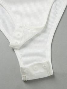 Franclia 优雅百搭的翻领半开襟针织白色春夏女士连体衣，适合度假、海滩等各种场合，是夏季女士的理想之选。这款连体衣采用白色面料，适合各种场合，包括外出、毕业、度假、休闲等。白色连体衣，白色连体泳衣，白色连体衣，女士夏季连体衣。 - 白色 - 查看 5