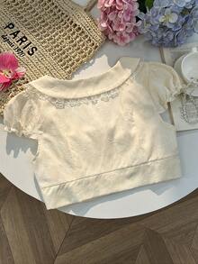 Sunnyshic Áo kiểu dáng ngắn tay cánh hoa, chất liệu vải jacquard thêu họa tiết lãng mạn kiểu Pháp mùa xuân hè, điểm nhấn là chiếc nơ nhỏ tinh tế ở cổ Peter Pan và tay áo cánh hoa. - Màu be - Xem 2