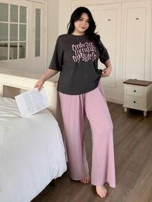 Dazy Plus Bộ đồ ngủ nữ cỡ lớn in chữ, kiểu dáng thường ngày, áo tay ngắn và quần rộng, thích hợp cho mùa xuân/hè. - Xám - Xem 5