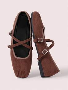 CUCCOO DOLLMOD Zapatos de mujer de ante marrón oscuro con punta cuadrada, pliegues característicos, correa cruzada tipo Mary Jane y empeine bajo, bailarinas - Café integral - Ver 2