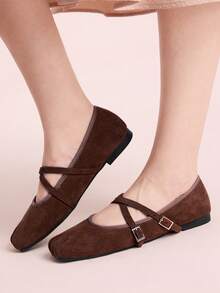 CUCCOO DOLLMOD Zapatos de mujer de ante marrón oscuro con punta cuadrada, pliegues característicos, correa cruzada tipo Mary Jane y empeine bajo, bailarinas - Café integral - Ver 5