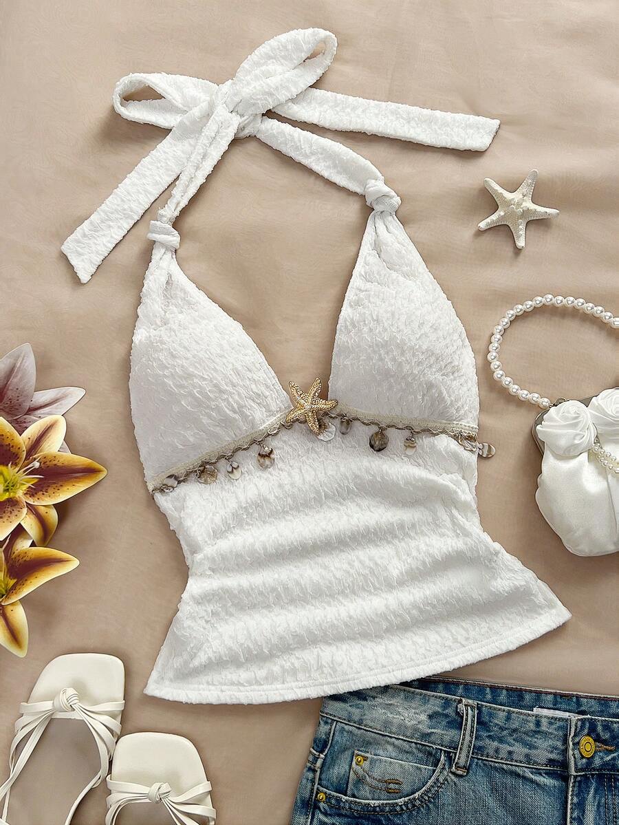 SHEIN Unity 法式性感风格独特设计，贝壳点缀金属扣饰，褶皱性感露背夏季度假时尚吊带背心，女士 - 白色 - 查看 1