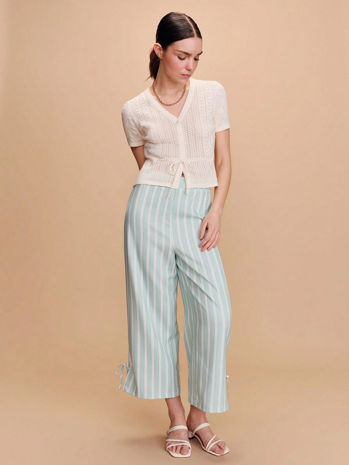 Hochgeschnittene, gerade geschnittene, salbeigrün und weiß gestreifte 3/4 Hose mit Bindebanddetail, süßer Stil für Frühling und Sommer, französischer Stil, Pariser Stil