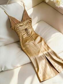 Franclia 【金色束腰吊带美人鱼礼服】缎面褶皱面料尽显高端质感。深V领搭配交叉绑带，恰到好处地展现肌肤。束腰褶皱设计凸显身材曲线，巧妙遮掩腰部。飘逸摇曳的裙摆，搭配细高跟鞋，适合约会或晚宴；也可搭配披肩，出席正式场合。这款礼服既能惊艳全场，又不会显得过于张扬。金色优雅连衣裙 女士缎面中长连衣裙 金色 金色连衣裙 优雅女士缎面连衣裙 奢华连衣裙 丝绸连衣裙 古铜色连衣裙 女士派对连衣裙 女士奢华连衣裙 女士优雅经典连衣裙 女士正式礼服 惊艳连衣裙 金色缎面连衣裙 奢华晚礼服 女士缎面连衣裙 优雅高级魅力晚礼服 - 金色 - 查看 3