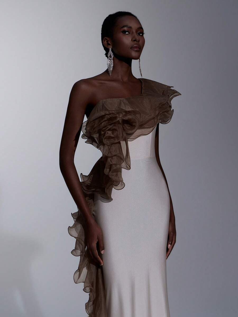 Elitara Vestido elegante de malha com decote assimétrico, modelagem em espinha de peixe e barra com babados em camadas, ideal para festivais, casamentos, galas, concertos, eventos corporativos e outras ocasiões formais.