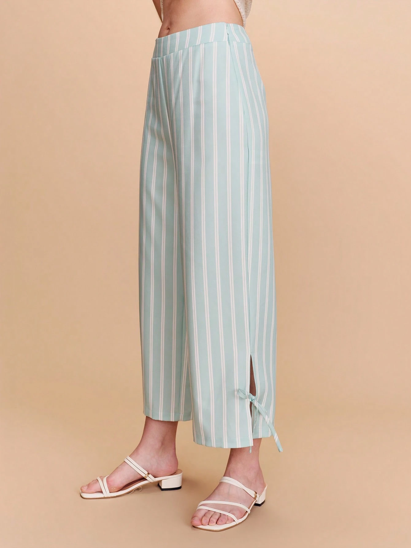 Hochgeschnittene, gerade geschnittene, salbeigrün und weiß gestreifte 3/4 Hose mit Bindebanddetail, süßer Stil für Frühling und Sommer, französischer Stil, Pariser Stil