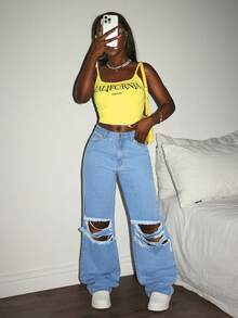 Slaydiva Women's Casual Versatile Pocket Distressed Mid-Rise Straight Jeans - Light Wash - View 4