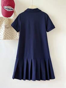 SHEIN 少女藏蓝色 Polo 领刺绣褶裥下摆休闲连衣裙，校服款式 - 藍色 - 查看 2