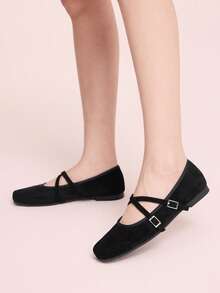 CUCCOO DOLLMOD Zapatos de mujer de punta cuadrada negros con característica de pliegues, correa cruzada de gamuza y bailarinas de bajo empeine - Negro - Ver 5