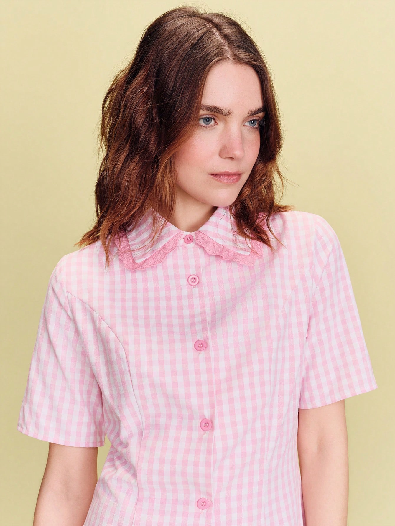 Vestido camisa mini a cuadros rosa y blanco con cuello bordado en rosa, estilo lindo de primavera y verano con estilo francés y parisino