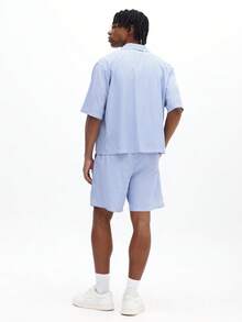 SUMWON 条纹短袖衬衫和配套短裤套装 夏季休闲两件套 复古赛车贴片 - 藍白色 - 查看 2