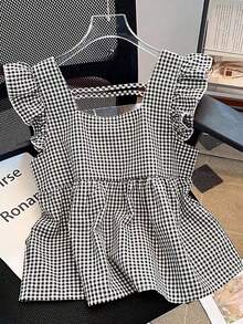 Franclia 2026春夏新款女装系列，复古学院风Y2K美学黑白格纹短袖荷叶边方领全开襟衬衫，配有可调节交叉后背带，下摆喇叭形腰身修身显瘦，透气轻盈柔软舒适面料，时尚优雅，适合日常休闲、夏季度假、周末郊游、海滩漫步、早午餐聚会、约会、街头风等各种场合。 - 黑與白 - 查看 2