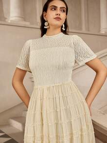 VOLUPTÉ CURVE Đầm cỡ lớn mùa xuân/hè, thanh lịch, lãng mạn, sang trọng màu trắng ngà, cổ cao, tay ngắn, chất liệu xếp lớp, thích hợp cho các buổi hẹn hò, kỳ nghỉ, sinh nhật, tiệc brunch, họp mặt, đám cưới. - Màu be - Xem 3