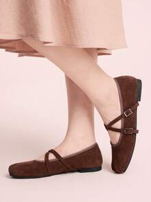 CUCCOO DOLLMOD Zapatos de mujer de ante marrón oscuro con punta cuadrada, pliegues característicos, correa cruzada tipo Mary Jane y empeine bajo, bailarinas - Café integral - Ver 3