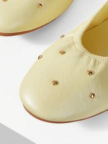 MOTF 女士法式复古高品质PU皮革铆钉褶皱圆头平底鞋，黄色百搭优雅轻便防滑简约时尚豆豆鞋 - 黃色 - 查看 5